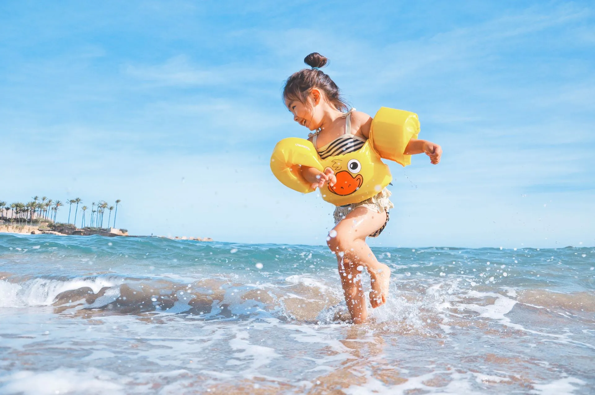 Niña disfrutando en la playa