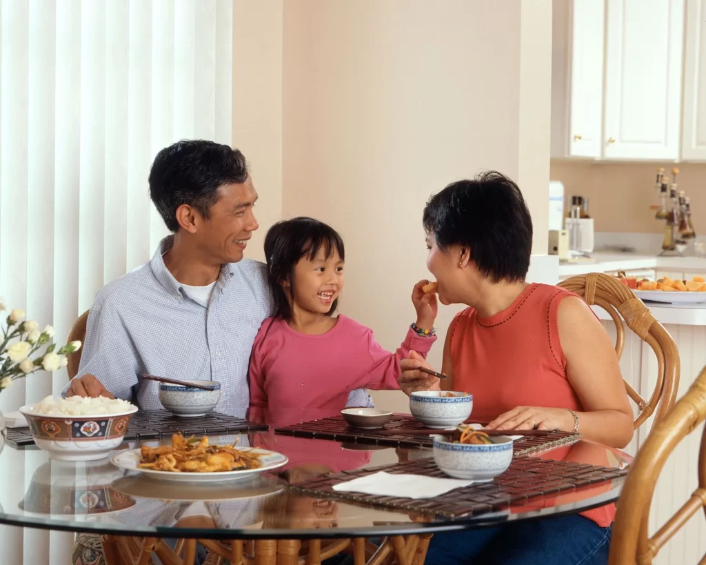 Familia comiendo