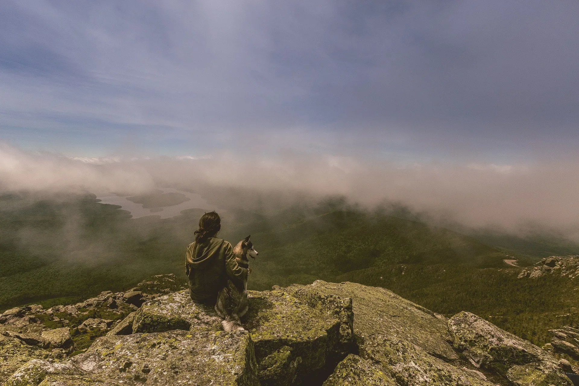 Mujer contemplando la naturaleza.