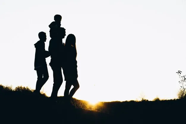 silueta familia caminando hora atardecer