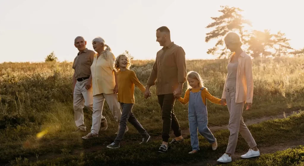 familia feliz caminando por el campo